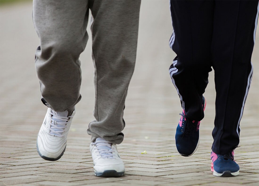 夫婦でランニングする男性